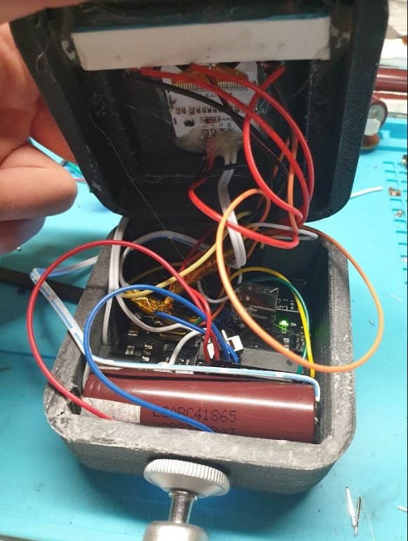 Intérieur du boîtier : Arduino, câblage et cellule 18650 récupérée